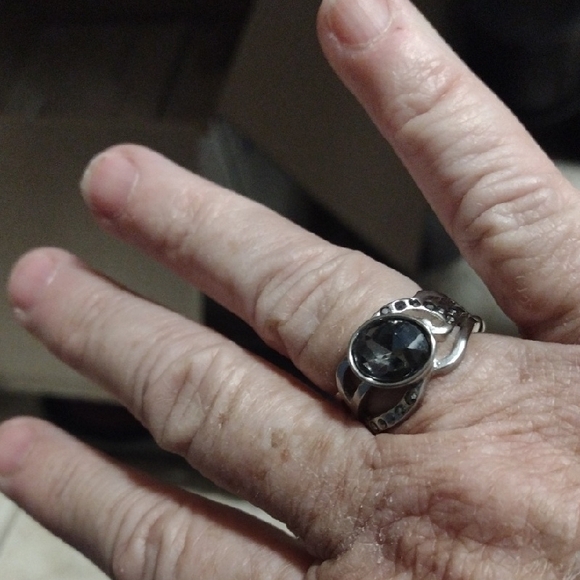 🌟 Elegant Silver Ring with Black Stone - Picture 1 of 4